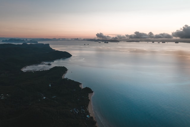 Vue aérienne de Koh Yao Noi, une destination hors des sentiers battus en Thaïlande, avec les pitons karstiques de la baie de Phang Nga au lever du soleil