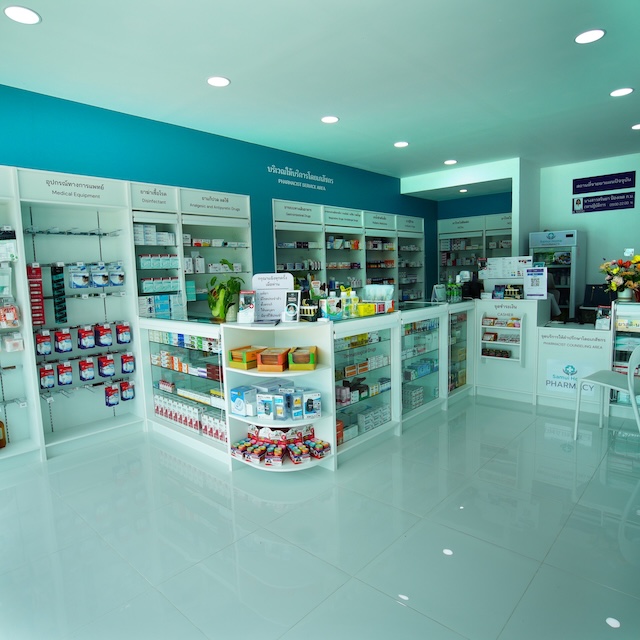 Intérieur d'une pharmacie moderne et bien organisée en Thaïlande.