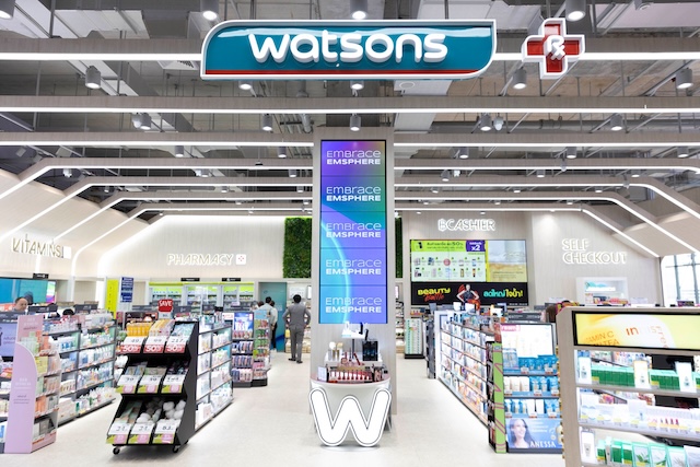 Intérieur d'une pharmacie Watsons moderne et lumineuse en Thaïlande, avec des rayons de produits de santé et de beauté bien approvisionnés.