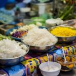 Stand de street food en Thaïlande avec des bols de nouilles et d'ingrédients frais pour la préparation de plats.