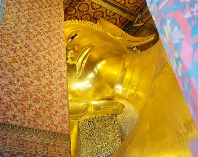 Le majestueux Bouddha couché du Wat Pho, long de 46 mètres, l'une des attractions principales à faire en Thaïlande.