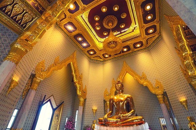 Imposante statue du Bouddha en or massif en posture de méditation, à l'intérieur du temple Wat Traimit à Bangkok, Thaïlande.
