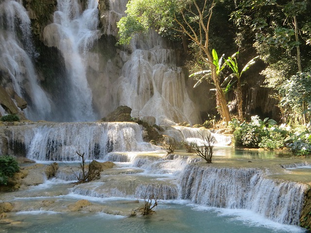 Vue des cascades de Kuang Si et de leurs bassins turquoise en terrasses, entourées par la jungle luxuriante près de Luang Prabang, au Laos.