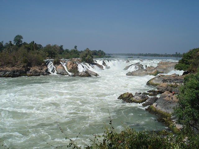 Vue d'ensemble des puissantes chutes de Khone Phapheng sur le fleuve Mékong, dans la région des 4000 îles au sud du Laos.