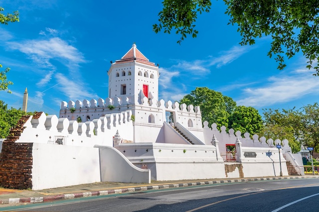 Vue du Fort Phra Sumen, une forteresse historique blanche, sous un ciel bleu près de Khao San Road à Bangkok.