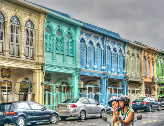 Façades colorées de style sino-portugais dans une rue de la vieille ville de Phuket, illustrant l'ambiance culturelle et authentique de l'île.