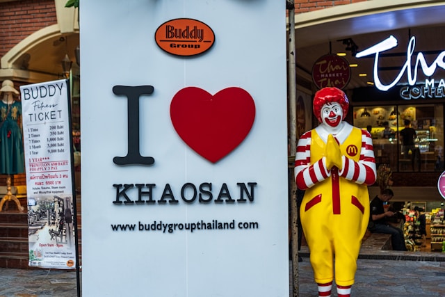 Statue de Ronald McDonald faisant le salut thaïlandais (wai) devant le panneau I Love Khaosan à Bangkok