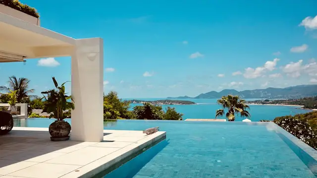 Piscine à débordement d'une villa de luxe à Koh Samui, avec vue panoramique sur la mer turquoise et les îles du Golfe de Thaïlande.