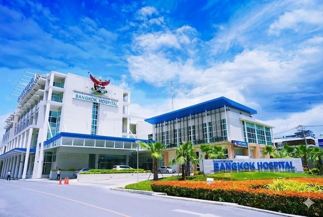Façade moderne du Bangkok Hospital en Thaïlande, représentant la qualité des hôpitaux privés pour les retraités