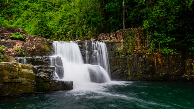 La cascade de Klong Chao à Koh Kood : une chute d'eau spectaculaire entourée de jungle luxuriante avec un bassin naturel pour la baignade.