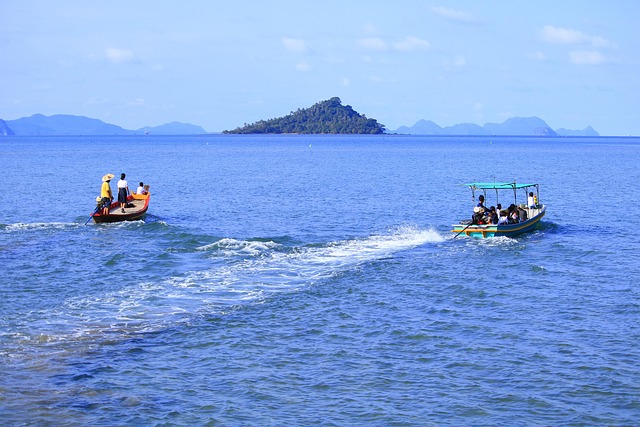 Bateaux traditionnels longtail naviguant vers les îles du parc national marin de Chumphon