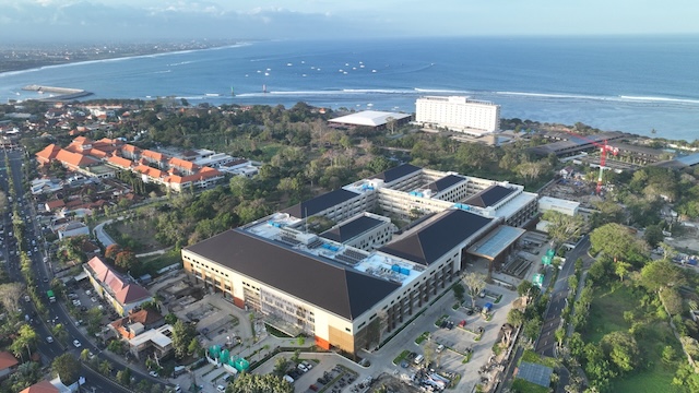 Vue aérienne d’un grand hôpital moderne en bord de mer à Bali en Indonésie