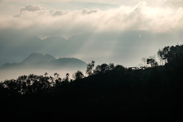 Lever de soleil brumeux sur les collines de Chumphon depuis un point de vue