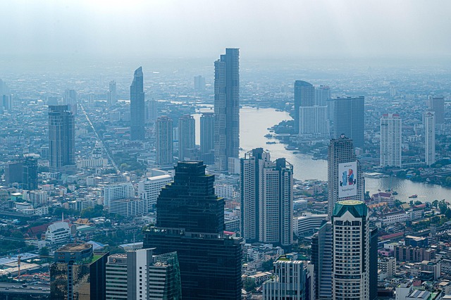 Vue aérienne de Bangkok noyée sous un épais nuage de pollution et de smog en décembre 2025, avec les gratte-ciels à peine visibles.