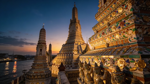 Architecture dorée du temple Wat Arun à Bangkok au crépuscule