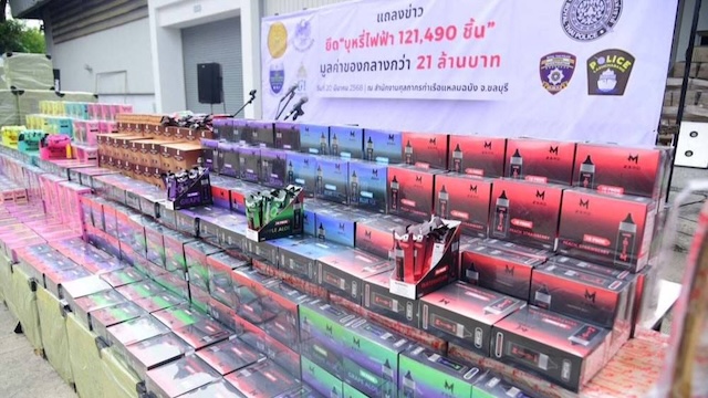 Saisie de milliers de produits de cigarette électronique exposés par la police en Thaïlande sur de grandes tables