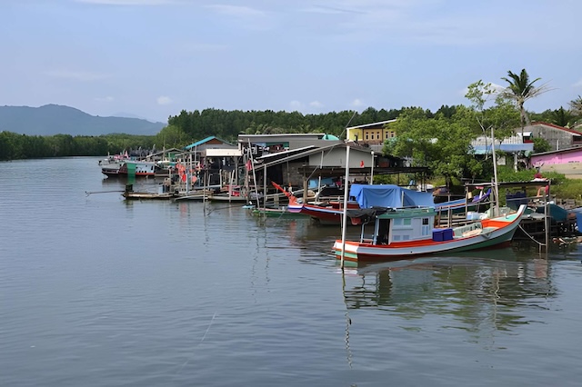 Bateaux de pêche colorés amarrés devant les maisons d’un village de pêcheurs près de Khanom, dans le sud de la Thaïlande