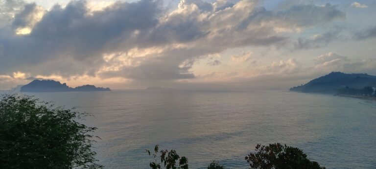 Vue panoramique sur la mer et les îles du parc national depuis la plage de Chumphon au lever du soleil