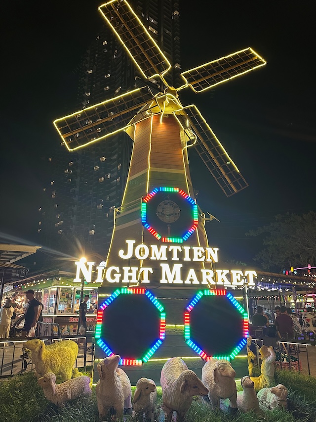 Le célèbre moulin à vent illuminé de néons qui marque l'entrée du Jomtien Night Market sur la Beach Road