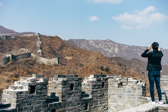 Voyageur contemplant la Grande Muraille de Chine en automne