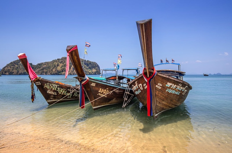 Bateaux traditionnels long-tail sur la plage d’Ao Nang en Thaïlande