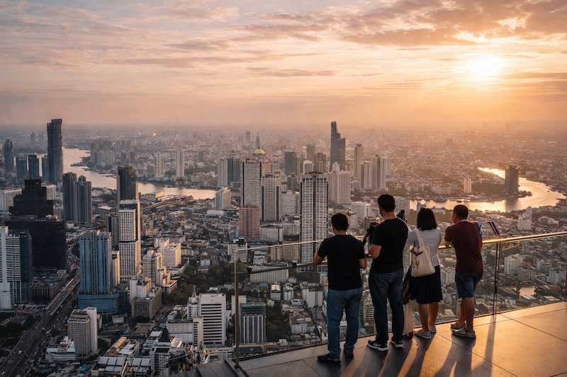 Vue panoramique de Bangkok depuis le Mahanakhon SkyWalk au coucher du soleil