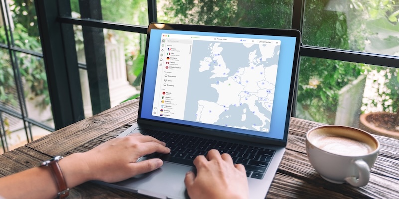 Ordinateur portable avec une interface de VPN ouvert sur une table de café en Thaïlande