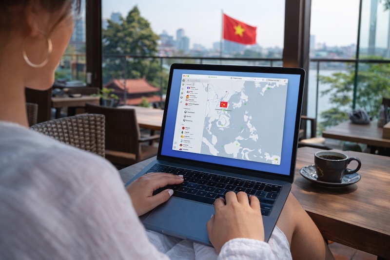 Utilisation du meilleur VPN pour le Vietnam sur un ordinateur portable depuis la terrasse d'un café à Hanoï