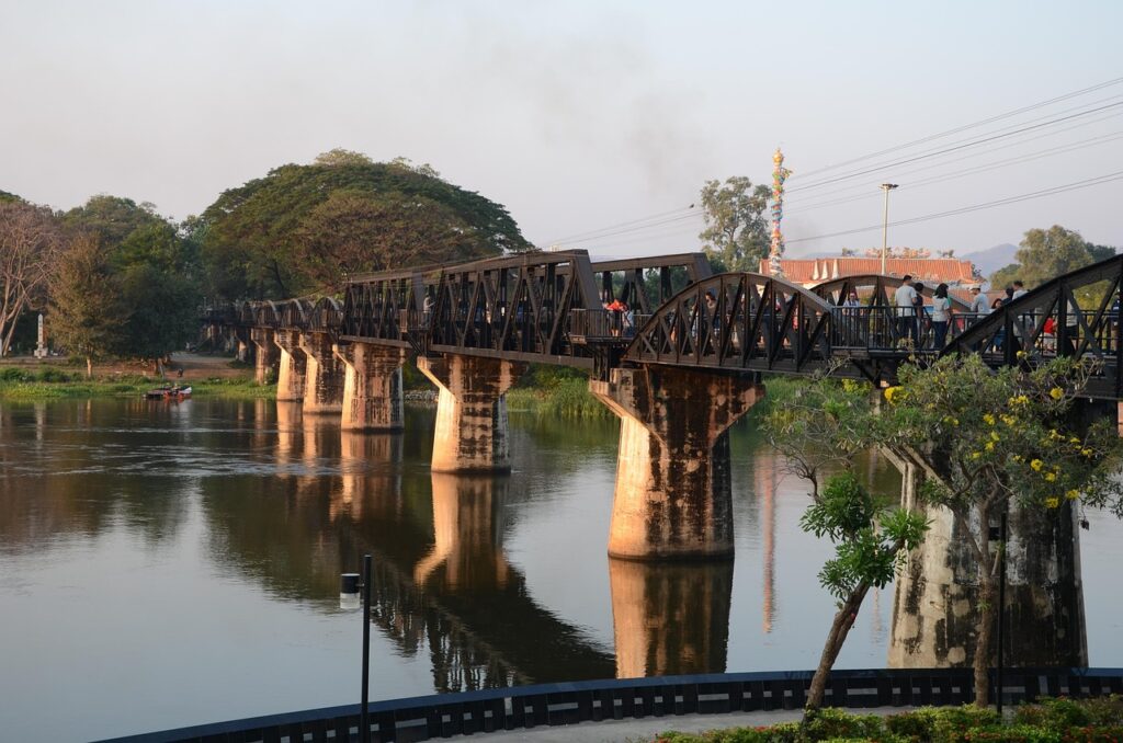 Le pont de la rivière Kwaï à Kanchanaburi, en Thaïlande