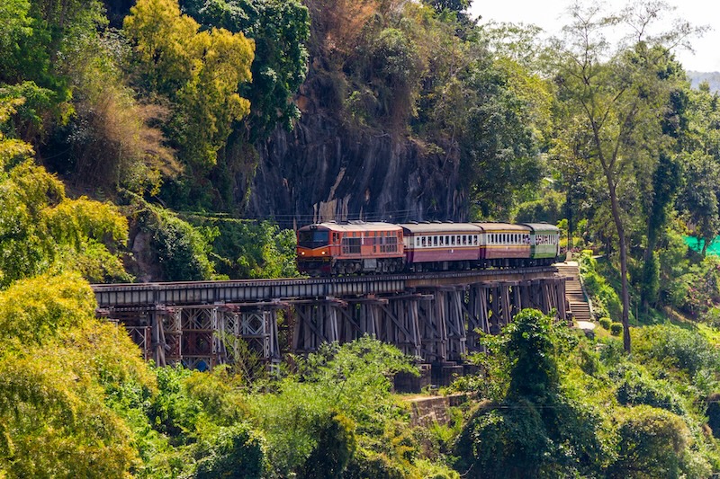 Train circulant sur un viaduc en bois de la ligne historique du Death Railway à Kanchanaburi en Thaïlande