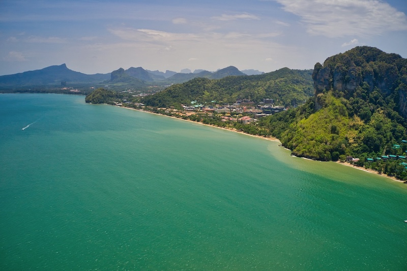 Vue aérienne d’Ao Nang en Thaïlande avec la plage, la baie et les falaises karstiques