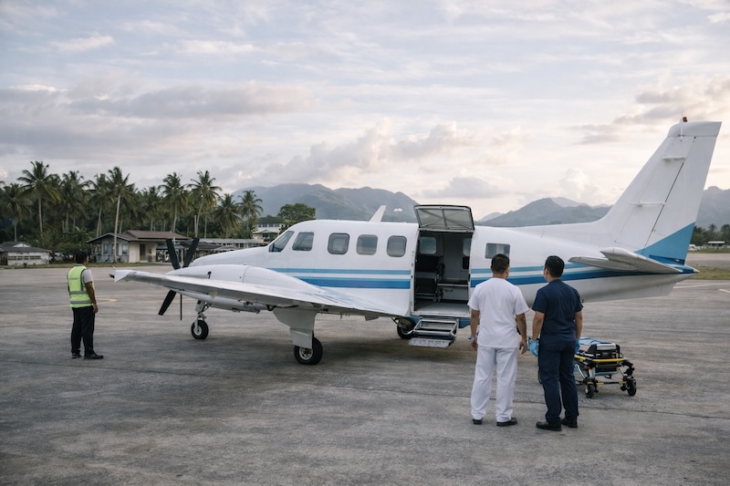 Avion médical sur un aéroport régional aux Philippines pour illustrer l’évacuation sanitaire et le rapatriement