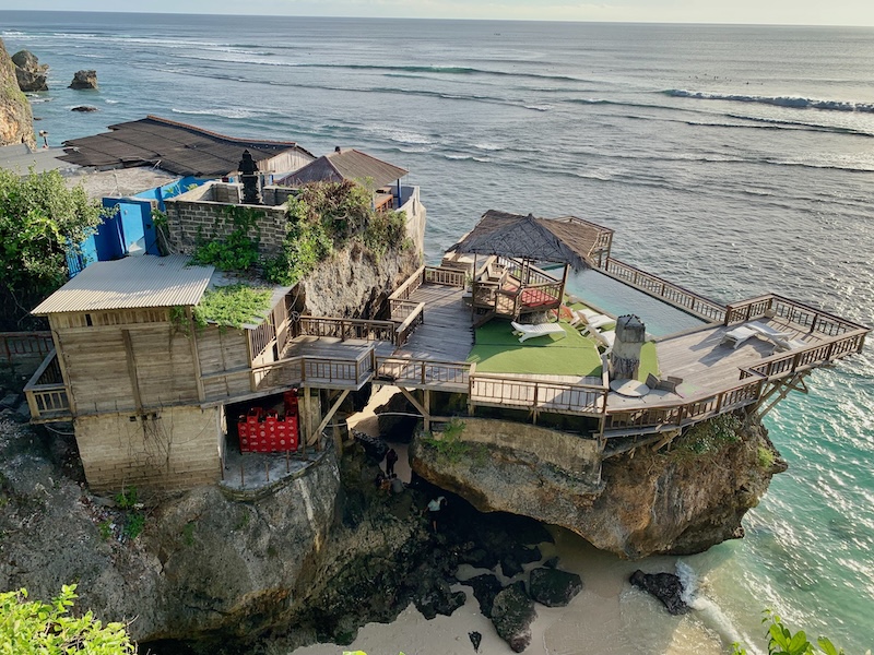 Vue sur l’océan depuis une falaise à Bali avec terrasse et hébergement en bord de mer