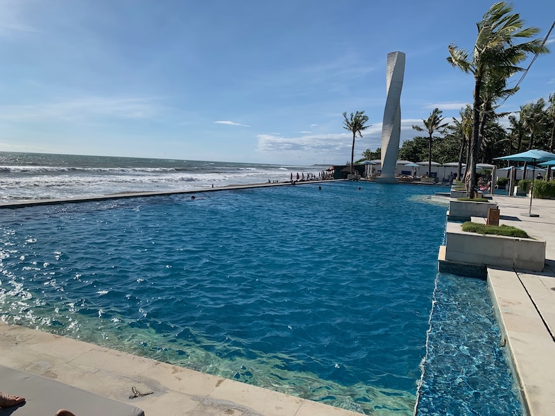 Piscine en bord de mer à Bali avec vue sur l’océan