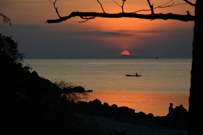 Coucher de soleil sur la mer à Koh Phangan avec une barque en silhouette