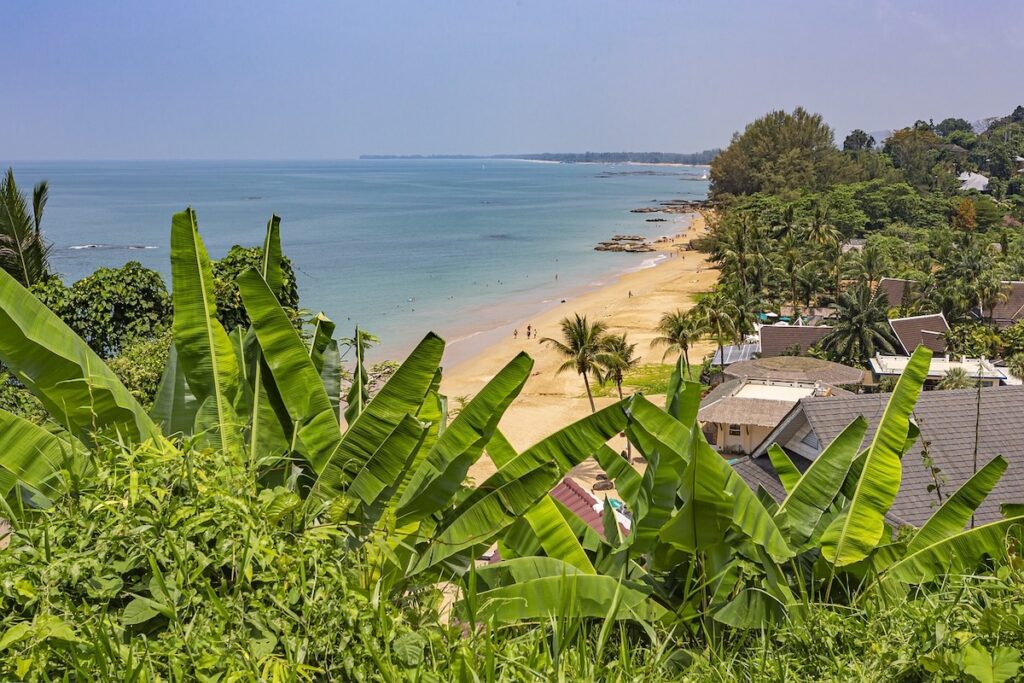 Vue sur la plage de Nang Thong à Khao Lak avec sable doré, mer turquoise et végétation tropicale