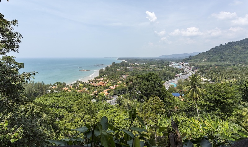 Vue panoramique de Khao Lak depuis les hauteurs avec la jungle, les hôtels et la mer d'Andaman en arrière-plan