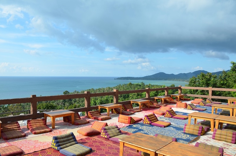 Terrasse avec coussins et vue panoramique sur la mer et les collines à Koh Phangan, en Thaïlande