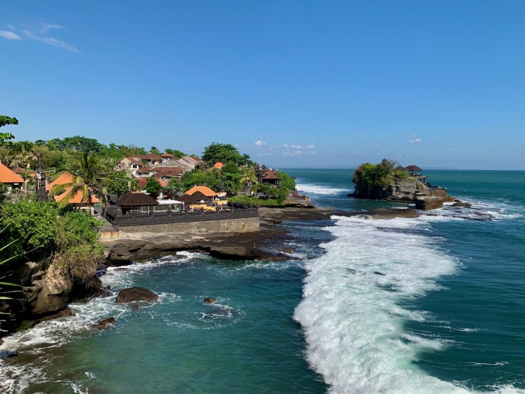 Temple de Bali sur la mer avec vagues et falaises