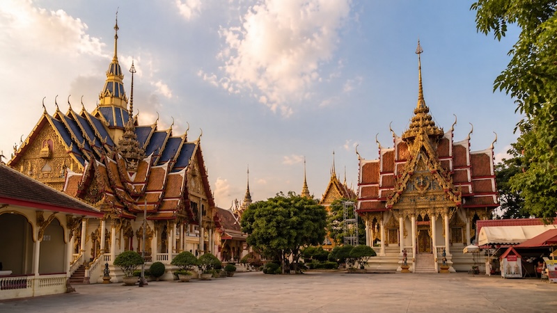 Temple thaïlandais associé aux traditions spirituelles du Sak Yant