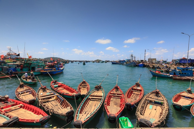 Bateaux de pêche traditionnels dans un port de Phu Quoc au Vietnam