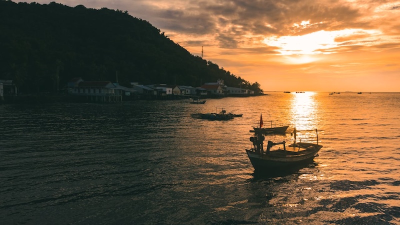 Bateau sur la mer au coucher du soleil à Phu Quoc au Vietnam