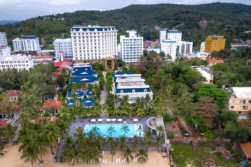 Hôtels, piscine et plage en bord de mer à Phu Quoc au Vietnam