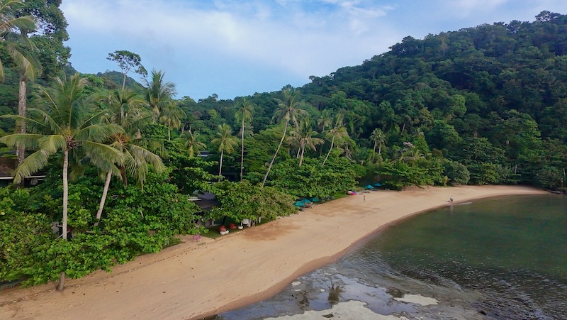 Plage privée du Mercure Koh Chang Hideaway entourée de jungle