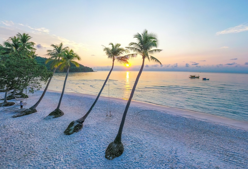 Sao Beach à Phu Quoc avec sable blanc, palmiers et mer calme au coucher du soleil