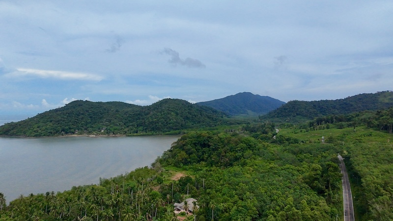 Vue aérienne de Koh Chang avec la jungle, la mer et les montagnes