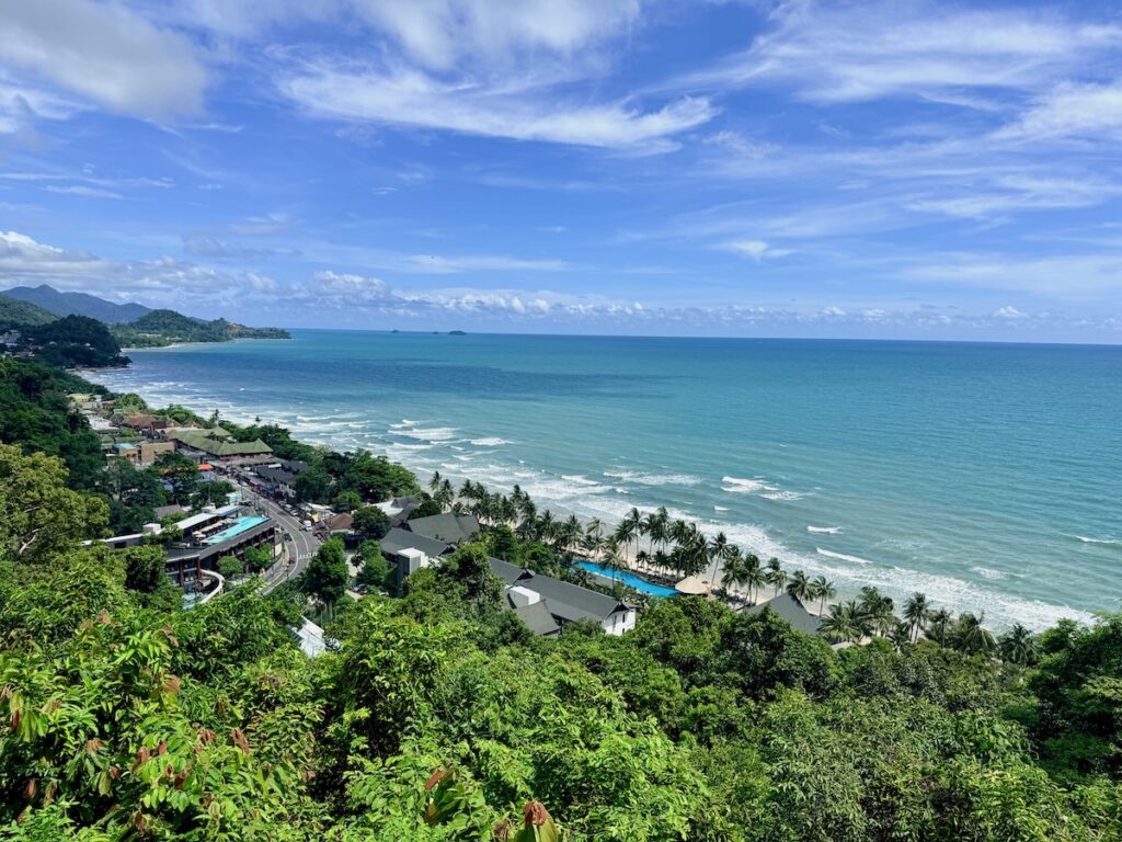Vue panoramique sur la côte ouest de Koh Chang avec la mer, la jungle et les plages