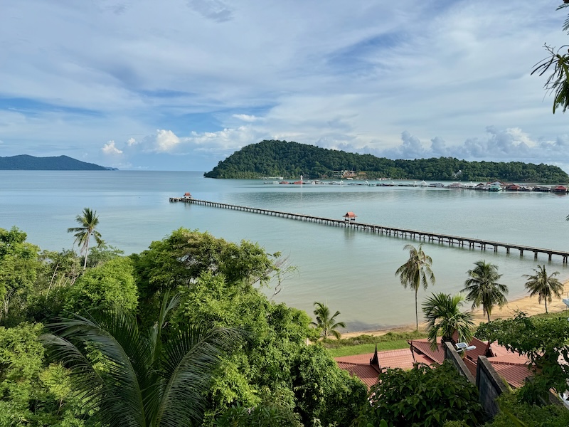 Vue depuis Rasta View sur le ponton de Bang Bao à Koh Chang