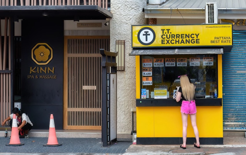 Voyageuse devant un bureau de change en Thaïlande