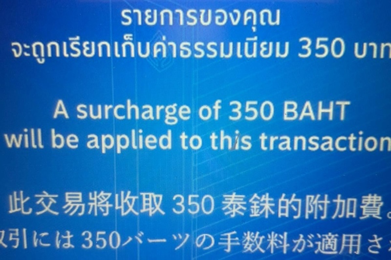 Écran de distributeur en Thaïlande affichant un frais de retrait de 350 bahts